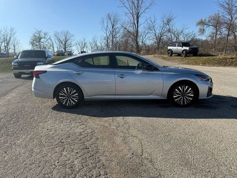 Used 2024 Nissan Altima 2.5 SV image 11