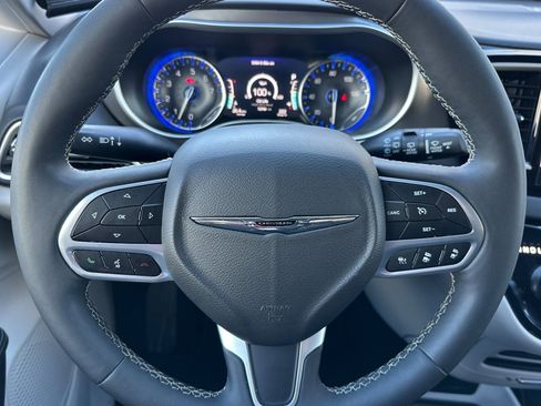 Used 2024 Chrysler Pacifica Touring-L image 25