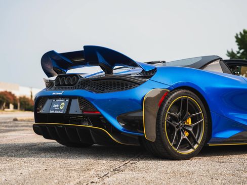 Used 2022 McLaren 765LT RWD image 17