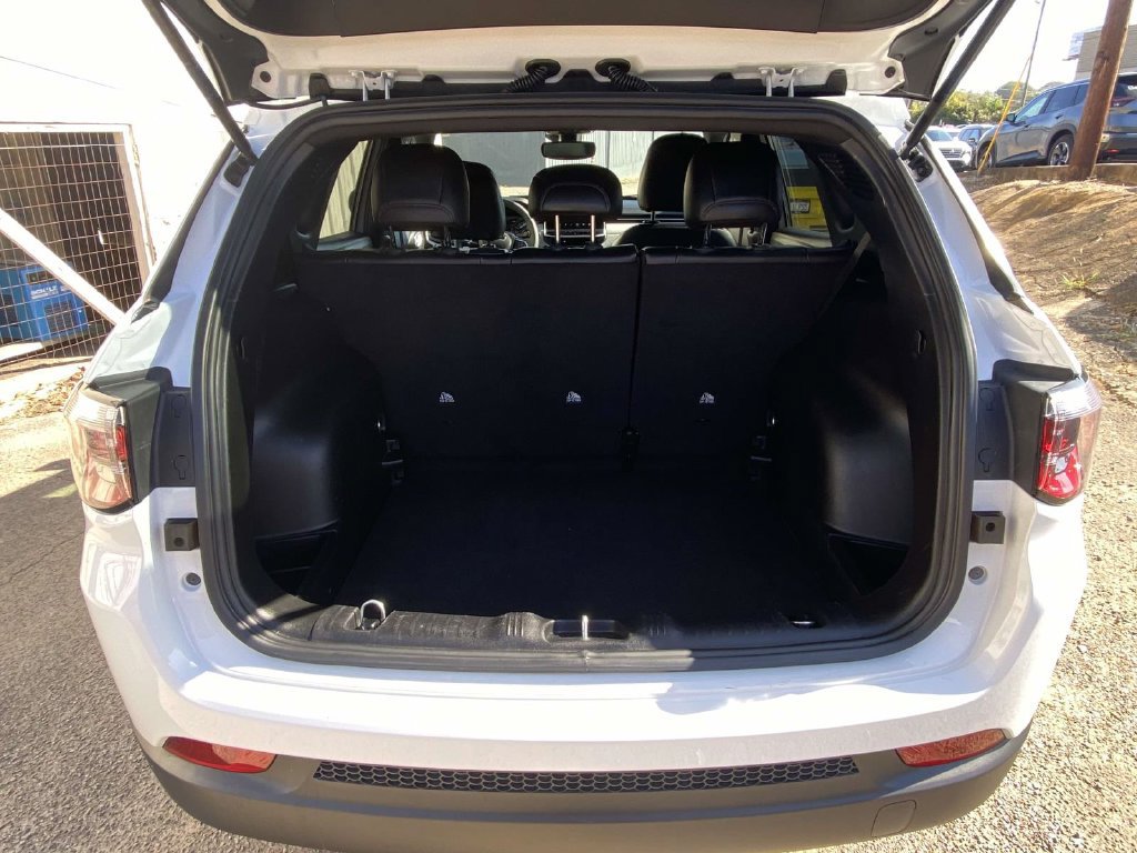 Used 2025 Jeep Compass Latitude AWD/4WD image 7