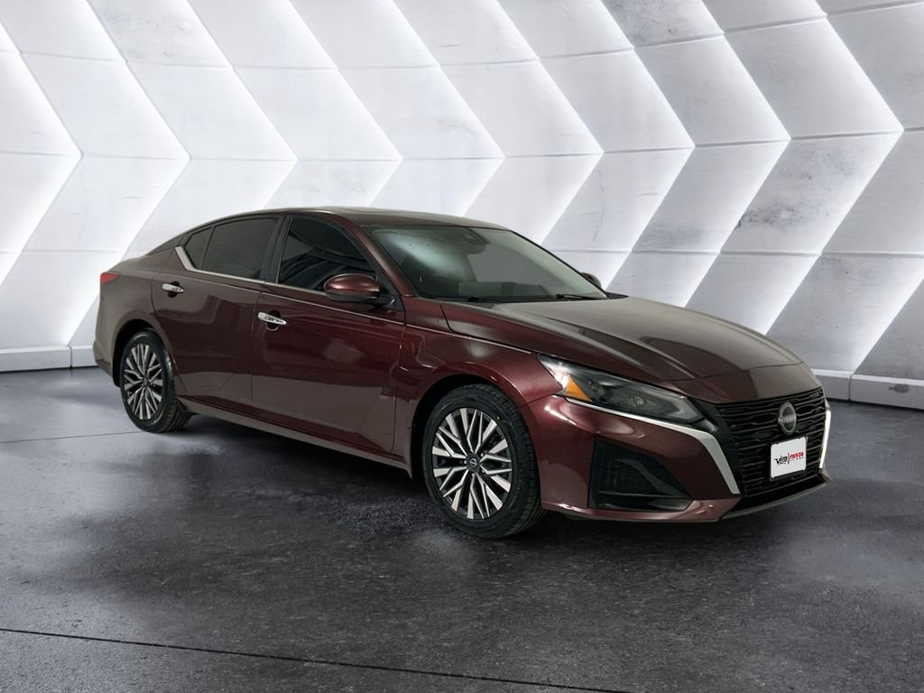 Used 2024 Nissan Altima 2.5 SV w/ SV Premium Package FWD image 1