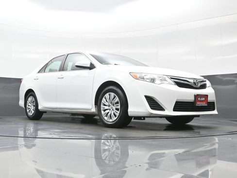 Used 2014 Toyota Camry LE FWD image 23
