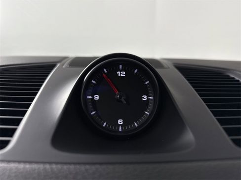 Certified 2023 Porsche Cayenne Platinum Edition image 29