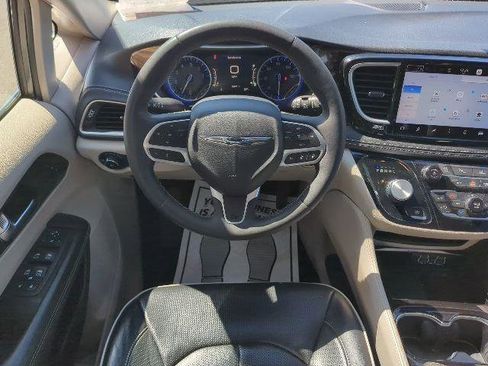 Certified 2023 Chrysler Pacifica Limited FWD image 7