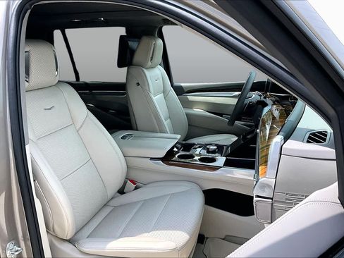 Used 2025 Cadillac Escalade Sport Platinum w/ LPO, Floor Liner Package AWD/4WD image 9