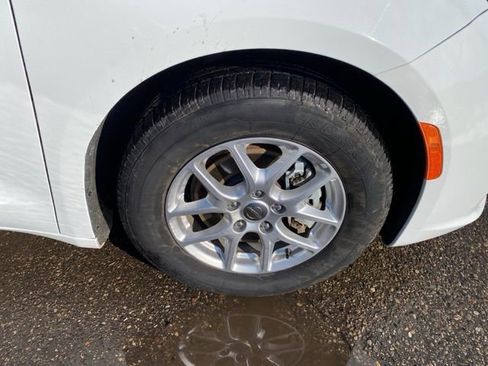 Used 2023 Chrysler Pacifica Touring-L image 14