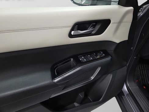 Used 2024 Nissan Pathfinder SL w/ SL Premium Package FWD image 10