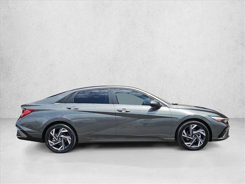 Used 2024 Hyundai Elantra Limited FWD image 4