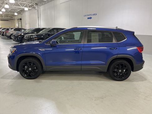 Certified 2023 Volkswagen Taos SE w/ Panoramic Sunroof Package FWD image 5