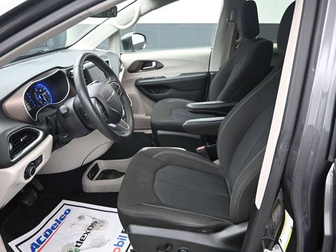 Used 2022 Chrysler Voyager LX image 18