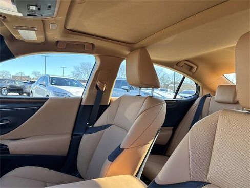 Certified 2025 Lexus ES 300h w/ Premium Package image 33