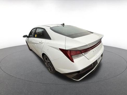 Used 2025 Hyundai Elantra SEL image 4