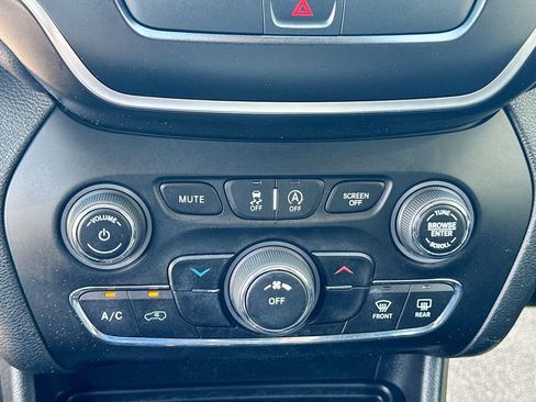 Used 2019 Jeep Cherokee Latitude Plus AWD/4WD image 13