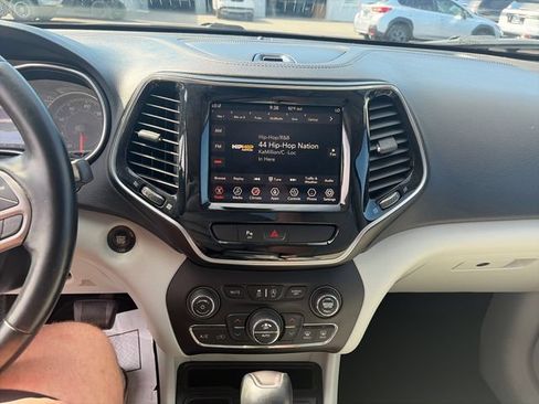 Used 2019 Jeep Cherokee Limited w/ Luxury Group FWD image 17