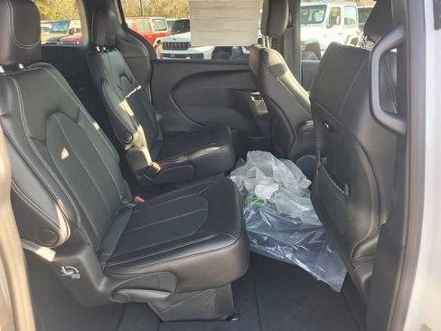 New 2026 Chrysler Pacifica Select FWD image 10