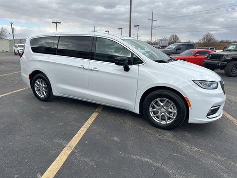 New 2026 Chrysler Pacifica Select image 3