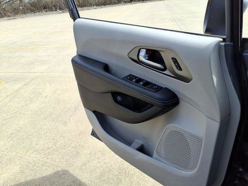 Used 2023 Chrysler Pacifica Touring-L image 14