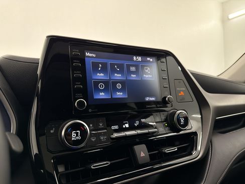Used 2020 Toyota Highlander XLE AWD/4WD image 21