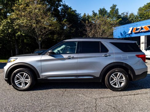 Used 2022 Ford Explorer XLT image 3