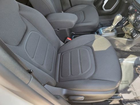 Used 2019 Jeep Renegade Latitude FWD image 13
