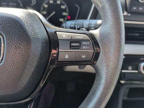 Used 2023 Honda Pilot LX image 7