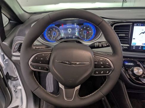 Used 2026 Chrysler Pacifica Limited FWD image 18