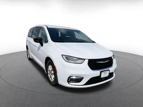 Used 2024 Chrysler Pacifica Touring-L FWD image 3