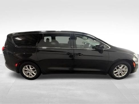 Certified 2023 Chrysler Pacifica Touring-L FWD image 5