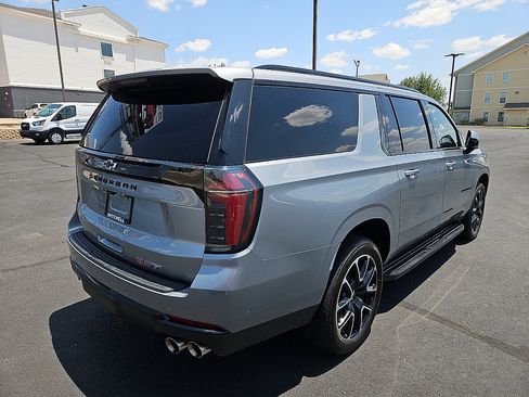 Used 2025 Chevrolet Suburban RST AWD/4WD image 5