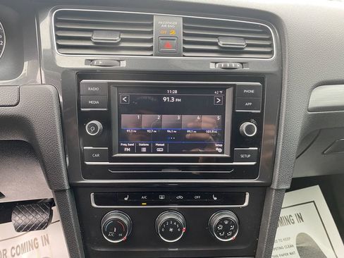 Used 2018 Volkswagen Golf S image 18