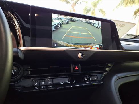 Certified 2025 Toyota Crown Signia image 14