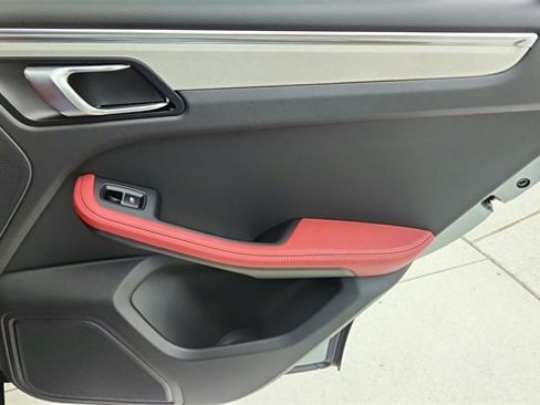 Used 2025 Porsche Macan image 27