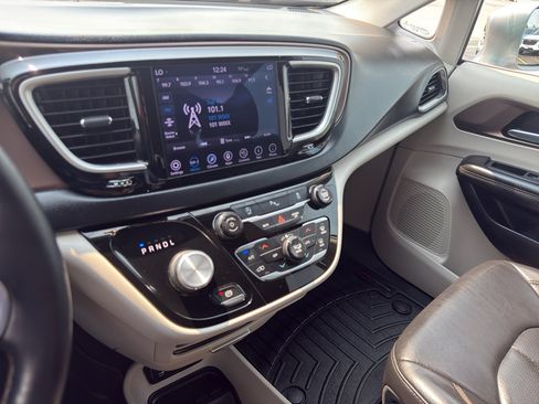Used 2018 Chrysler Pacifica Touring-L w/ Tire & Wheel Group FWD image 20
