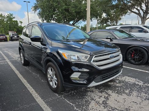 Used 2018 Ford Escape SE FWD image 2
