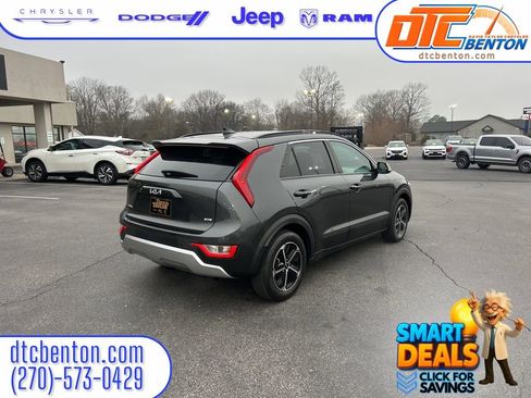 Used 2023 Kia Niro EX image 3