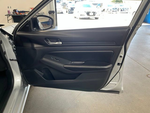 Used 2024 Nissan Altima 2.5 SV FWD image 12
