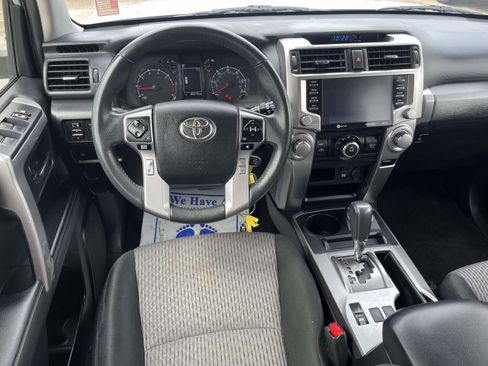 Used 2020 Toyota 4Runner SR5 AWD/4WD image 10