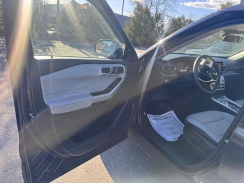 Used 2021 Ford Explorer XLT w/ Equipment Group 202A AWD/4WD image 10