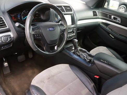Used 2017 Ford Explorer XLT w/ Equipment Group 202A AWD/4WD image 13