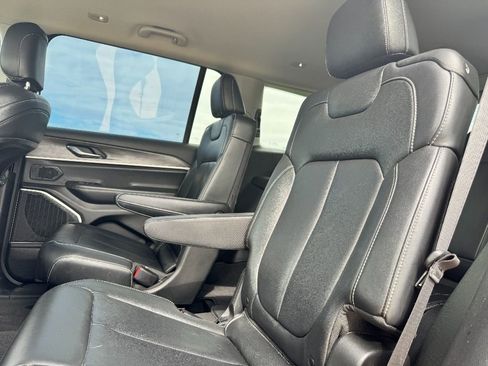 Used 2022 Jeep Grand Cherokee L Limited image 17