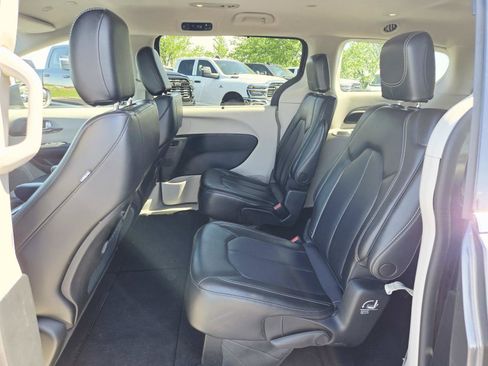 Used 2023 Chrysler Pacifica Touring-L FWD image 13