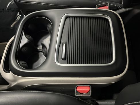 Used 2024 Chrysler Pacifica Touring-L FWD image 19