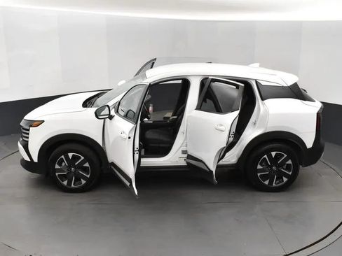 Used 2025 Nissan Kicks SV AWD/4WD image 7