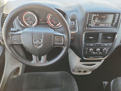Used 2018 Dodge Grand Caravan SE FWD image 11