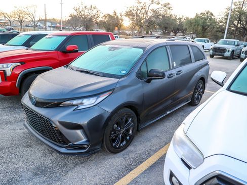 Used 2025 Toyota Sienna XSE w/ XSE Plus Package image 3