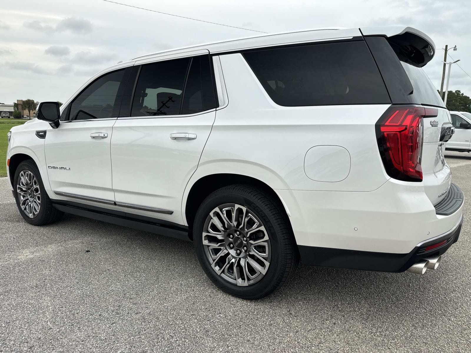 Used 2024 GMC Yukon Denali Ultimate AWD/4WD image 6