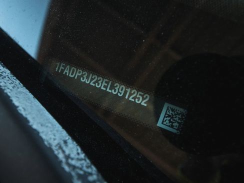 Used 2014 Ford Focus Titanium image 32