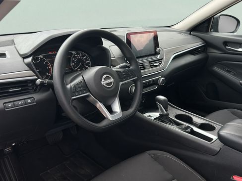 Used 2025 Nissan Altima 2.5 SV FWD image 11