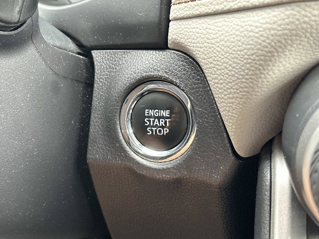 Used 2025 Toyota RAV4 XLE FWD image 31