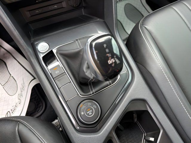 Certified 2024 Volkswagen Tiguan SE R-Line AWD/4WD image 21